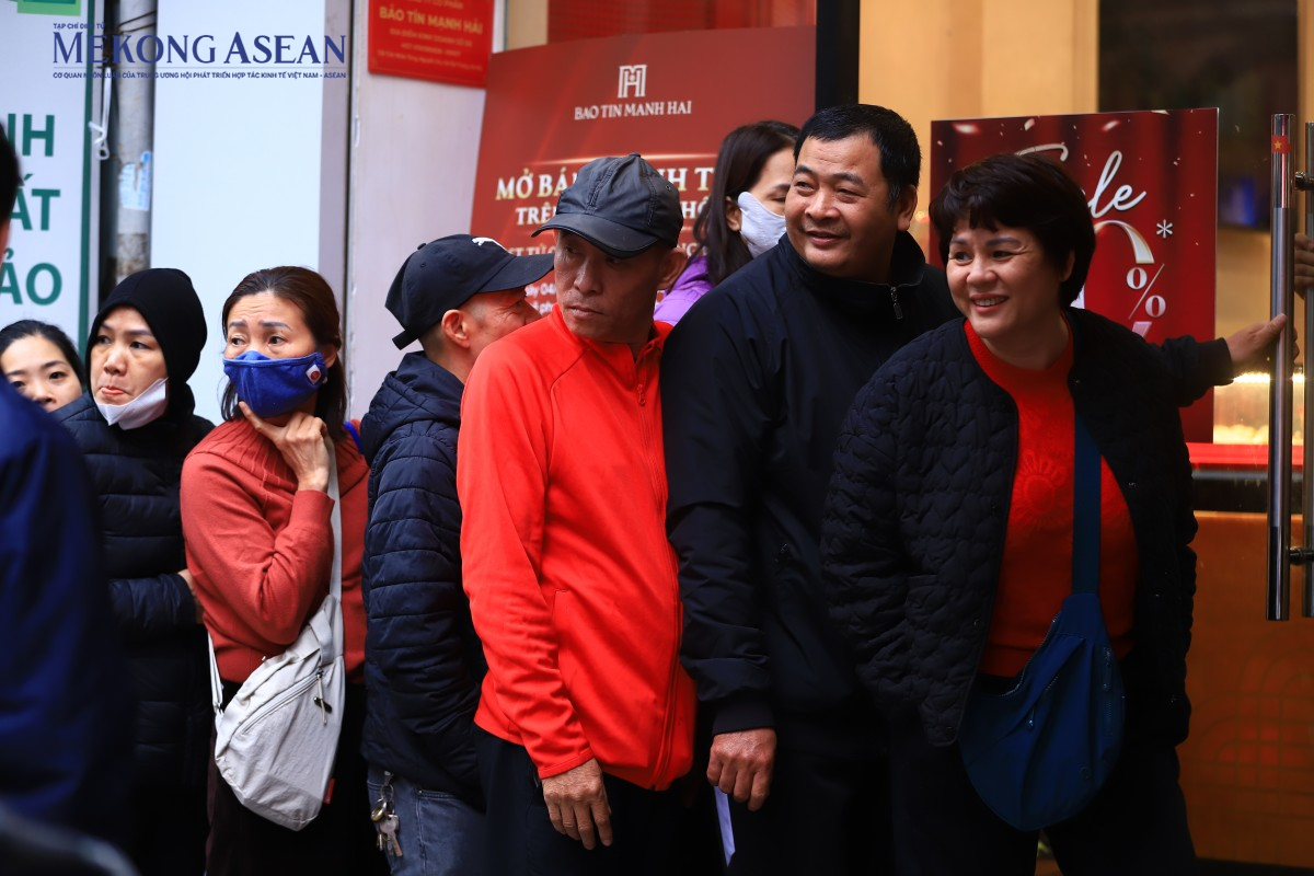 555win Đăng Ký + 1555k tăng mạnh, người dân xếp hàng mua vàng “Tiểu Kim Cát” lấy lộc đầu năm