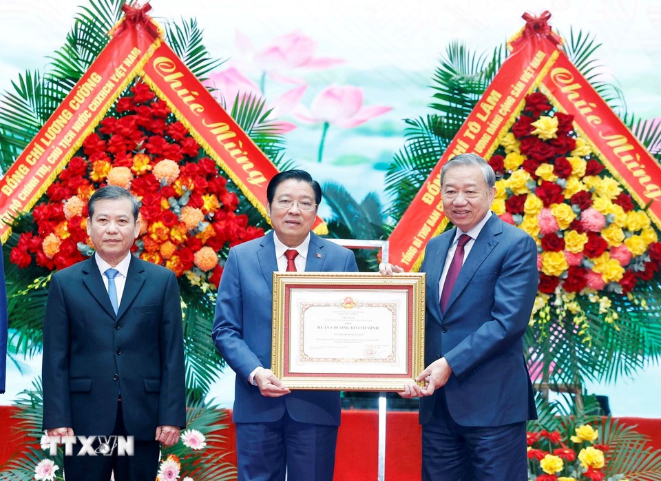 Tổng Bí thư Tô Lâm trao Huân chương Hồ Chí Minh cho Ban Nội chính Trung ương - Ảnh: TTXVN