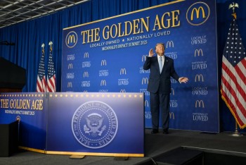 Ông Trump tiết lộ lời nhận xét của vợ về điệu nhảy trước đám đông