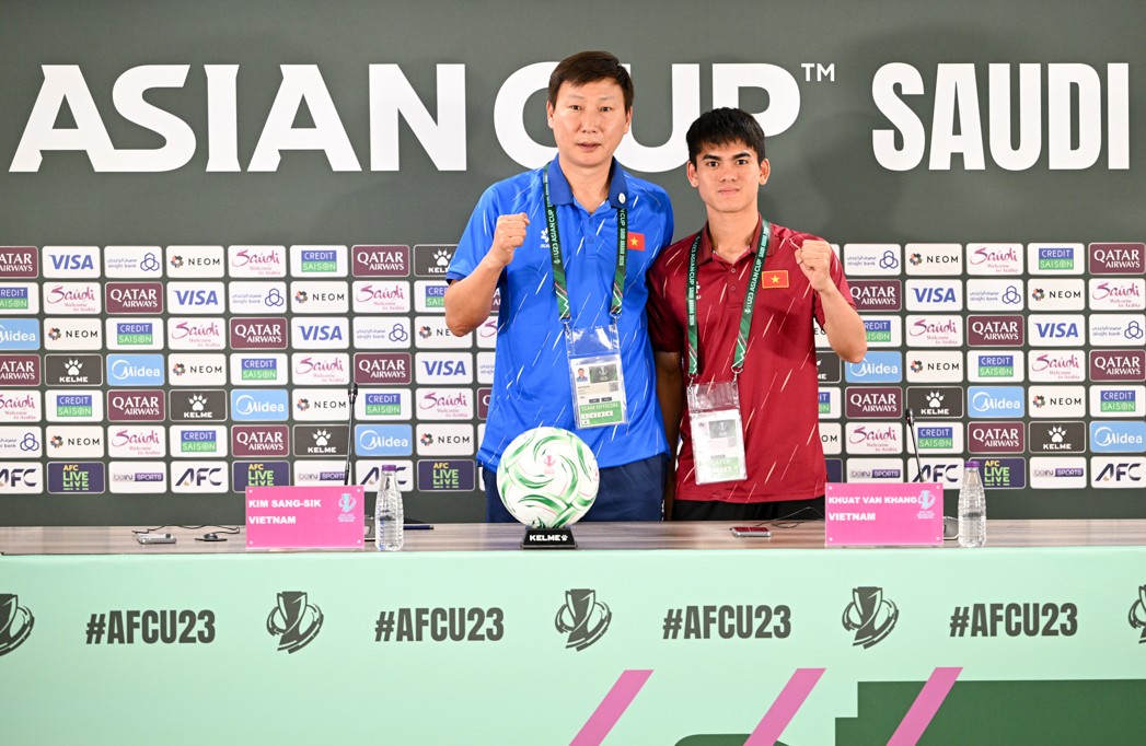 Ông Kim Sang Sik và tiền vệ Khuất Văn Khang tại buổi họp báo chiều 15/1. Ảnh: VFF