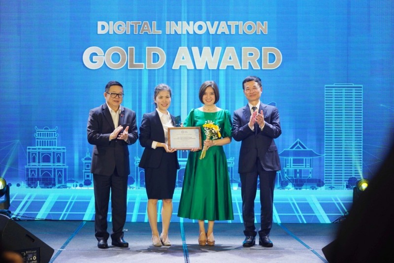 Đại diện Vietcombank (áo xanh) nhận giải Vàng Giải thưởng Số ASEAN 2026.