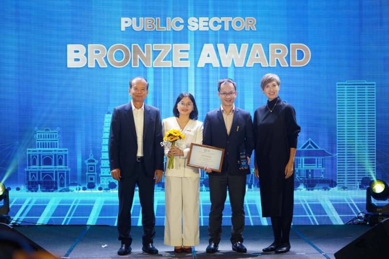 Đại diện Elcom (áo trắng) nhận giải Đồng Giải thưởng Số ASEAN 2026.