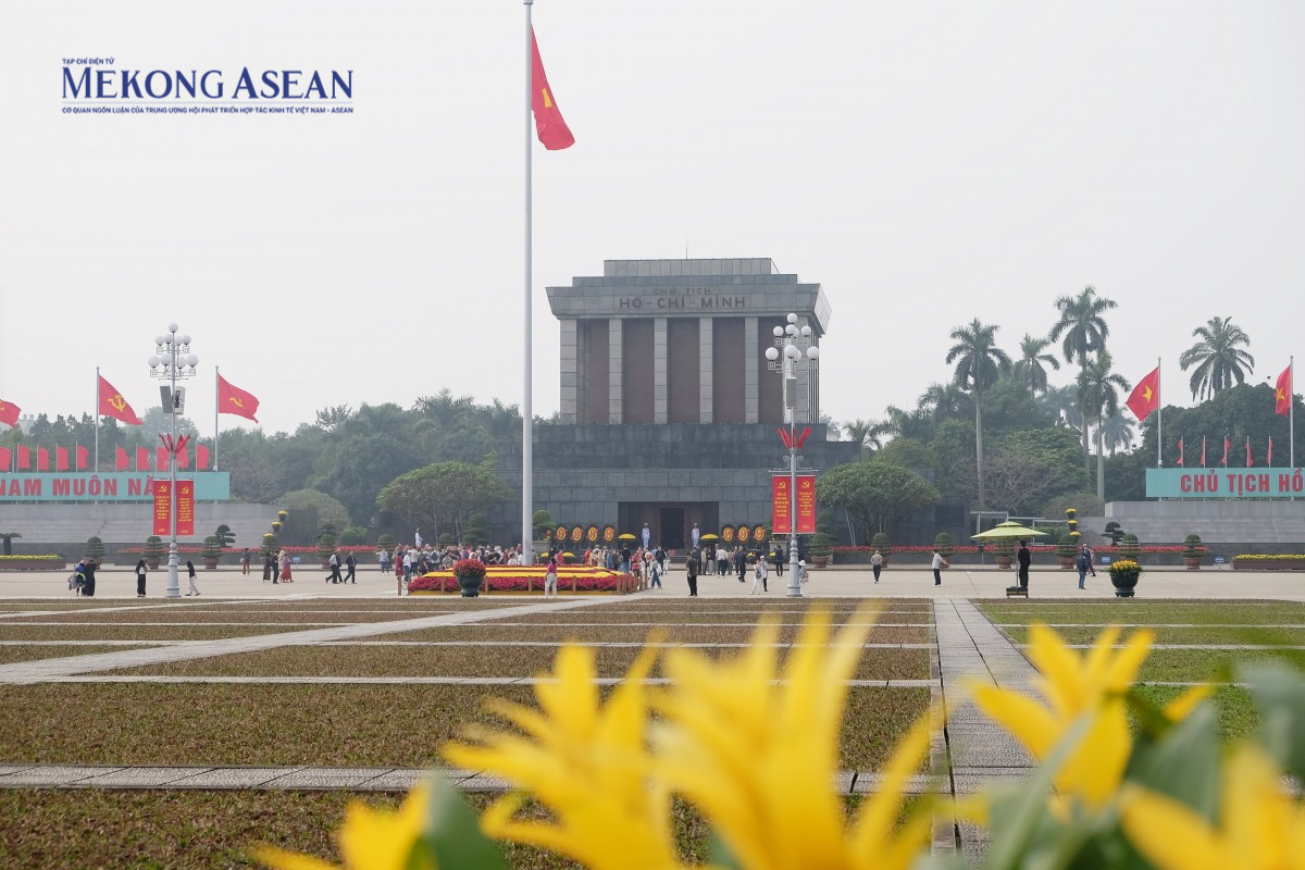 Khu vực Lăng Chủ tịch Hồ Chí Minh được trang trí nhiều khóm hoa màu vàng và đỏ. Ảnh: Thảo Ngân - 555win Login.