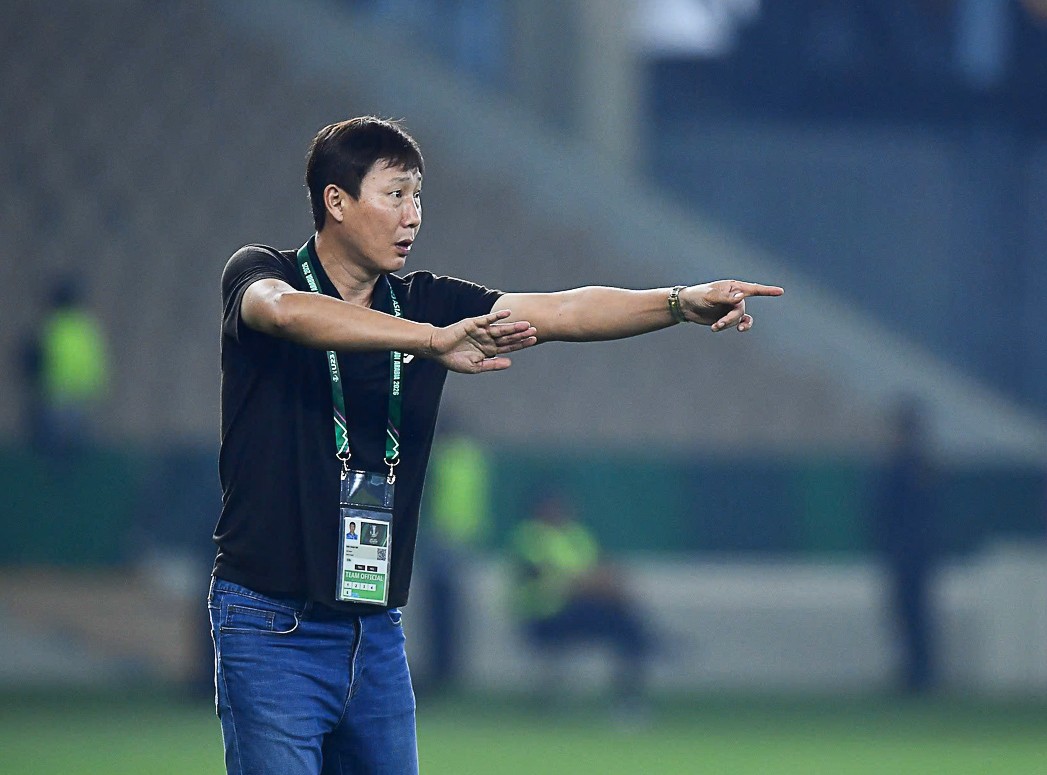 HLV Kim Sang Sik trong trận Bán kết U23 châu Á ngày 20/1. Ảnh: VFF