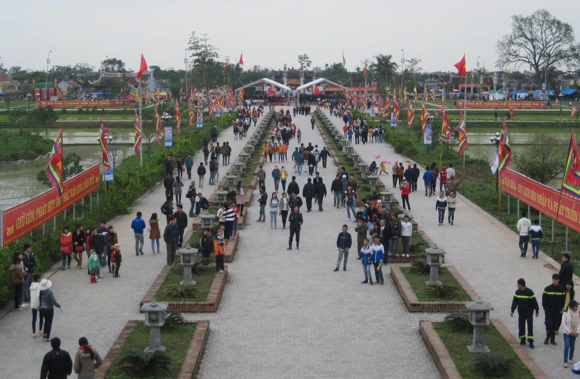 Đông đảo người dân và du khách đến trải nghiệm 555win là Công ty cờ bạc trực tuyến tốt nhất đền Trần, xã Long Hưng, tỉnh Hưng Yên. Ảnh: Tư liệu/Long Hưng.