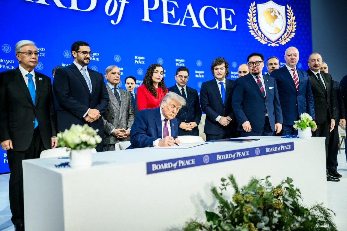 Tổng thống Donald Trump ký Hiến chương thành lập Hội đồng Hòa bình ngày 22/1. Ảnh: Nhà Trắng