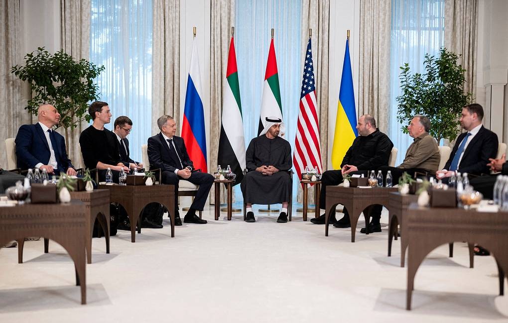 Tổng thống UAE Mohamed bin Zayed al-Nahyan (giữa) trao đổi với đại diện các phái đoàn Mỹ, Nga và Ukraine tại Abu Dhabi ngày 23/1. Ảnh: TASS