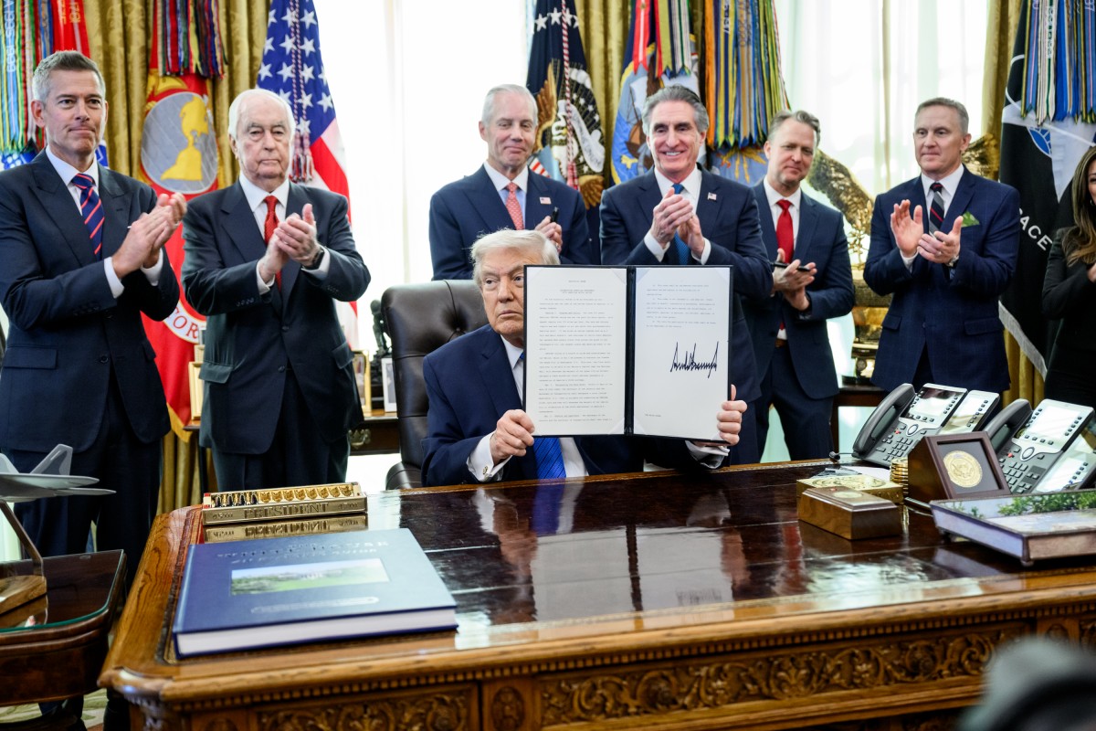 Tổng thống Donald Trump ký sắc lệnh tổ chức giải đua ô tô nhân dịp 250 năm Quốc khánh Mỹ. Ảnh: Nhà Trắng