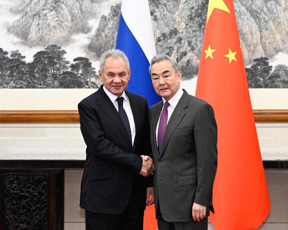 Ông Sergei Shoigu và ông Vương Nghị tại Bắc Kinh ngày 1/2. Ảnh: Tân Hoa xã