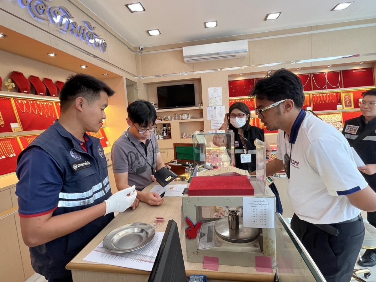 Cơ quan chức năng Thái Lan kiểm tra cân điện tử tại các tiệm vàng toàn quốc. Ảnh: Department of Internal Trade (DIT)