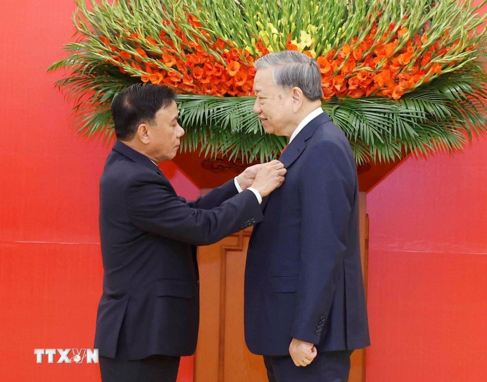 Tổng Bí thư Tô Lâm nhận Huy hiệu 45 năm tuổi Đảng