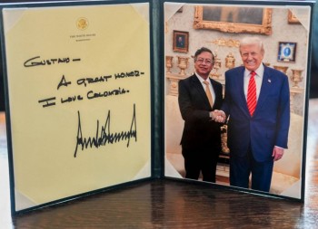Loạt quà lưu niệm ông Trump tặng Tổng thống Colombia