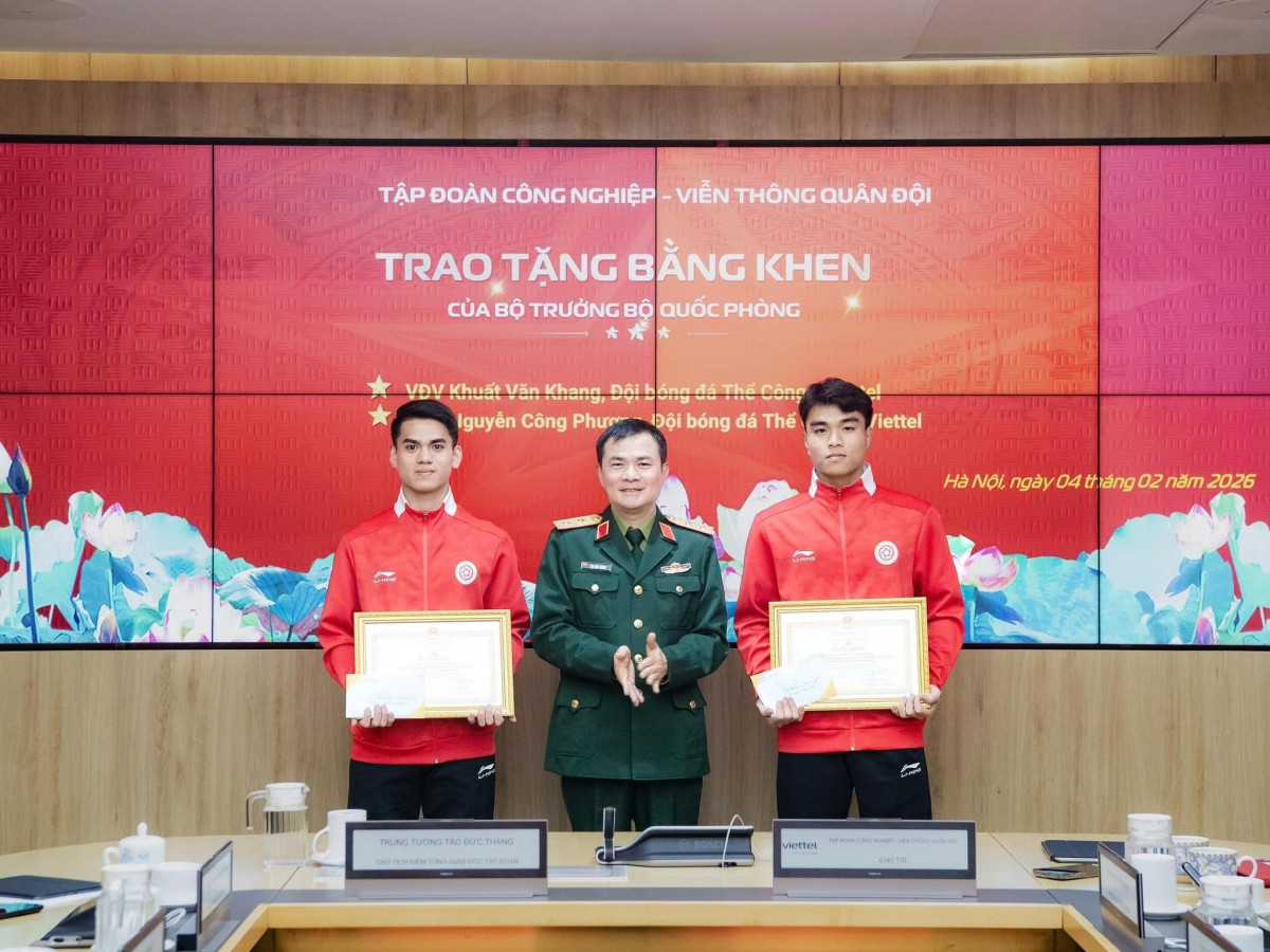 Khuất Văn Khang (ngoài cùng bên trái) và Nguyễn Công Phương nhận bằng khen của Bộ trưởng Bộ Quốc Phòng ngày 4/2. Ảnh: Thể Công–Viettel FC