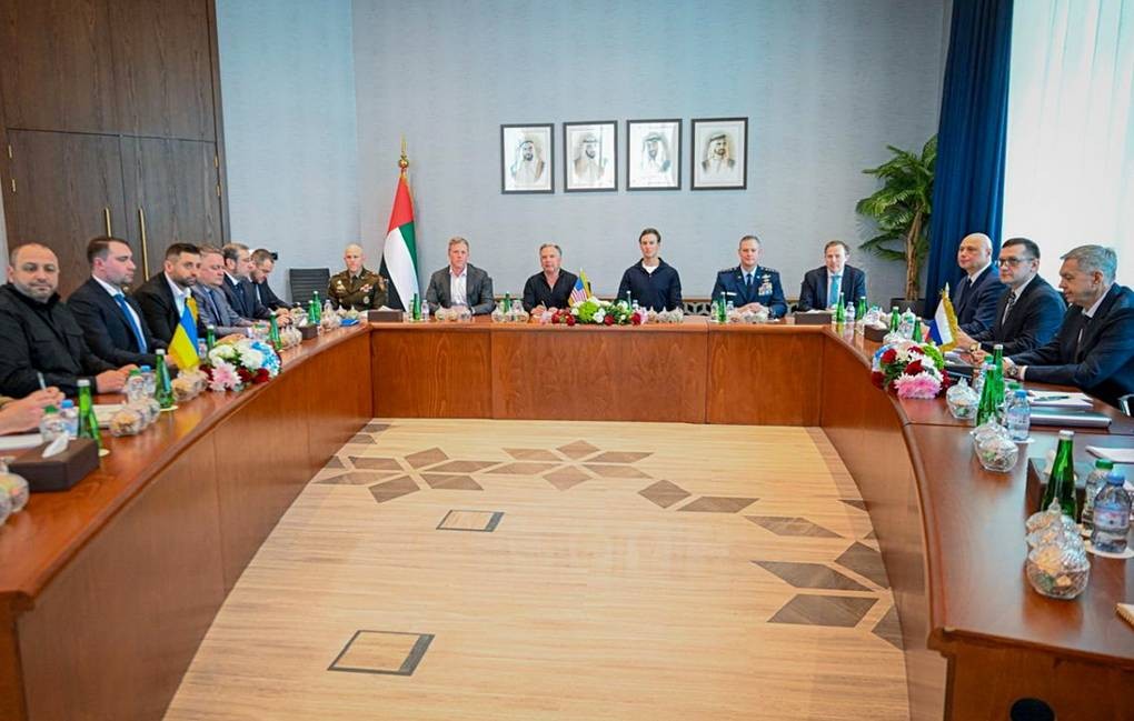 Quang cảnh cuộc đàm phán ba bên hôm 4/2 tại Abu Dhabi (UAE). Ảnh: Bộ Ngoại giao UAE.