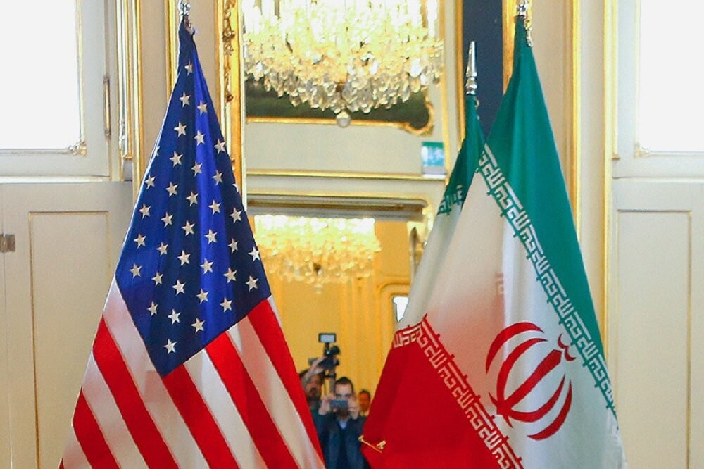 Quốc kỳ Mỹ và Iran. Ảnh: Tehran Times