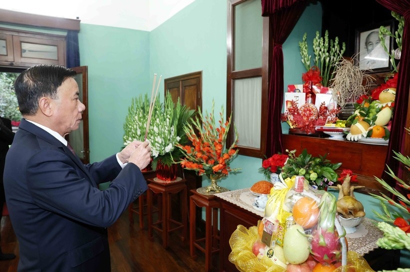 Thường trực Ban Bí thư dâng hương tưởng nhớ Bác Hồ tại Nhà 67