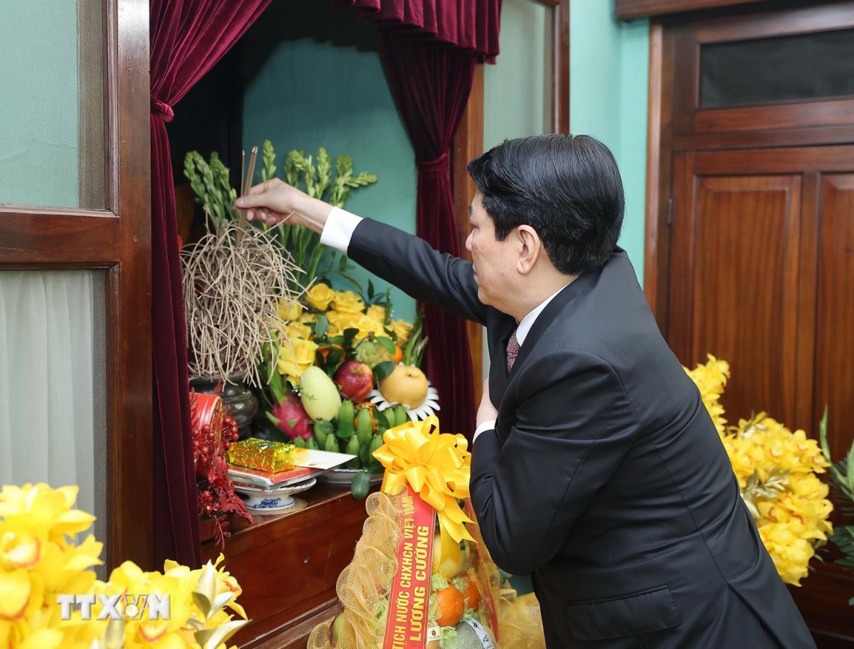 Chủ tịch nước Lương Cường dâng hương tưởng nhớ Chủ tịch Hồ Chí Minh tại Nhà 67, Khu Di tích Chủ tịch Hồ Chí Minh trong Phủ Chủ tịch. Ảnh: TTXVN.