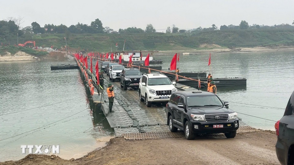 Các phương tiện qua cầu phao sông Lô sáng 16/2. (