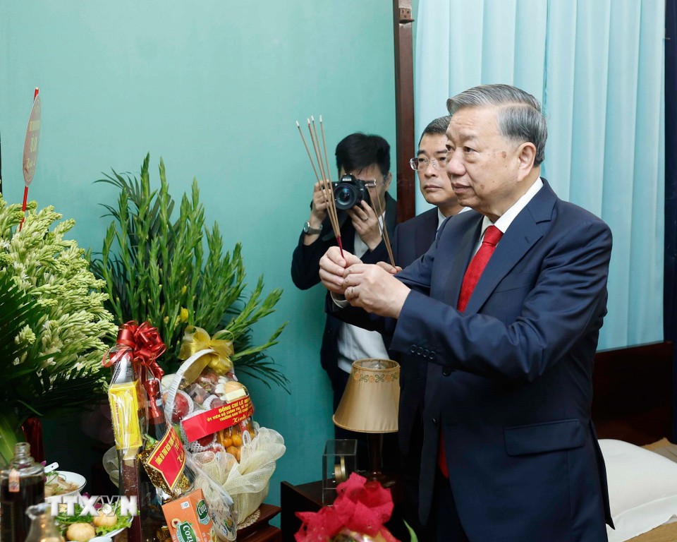 Tổng Bí thư Tô Lâm dâng hương tưởng niệm Bác Hồ tại Nhà 67, Khu di tích Chủ tịch Hồ Chí Minh tại Phủ Chủ tịch. Ảnh: TTXVN.