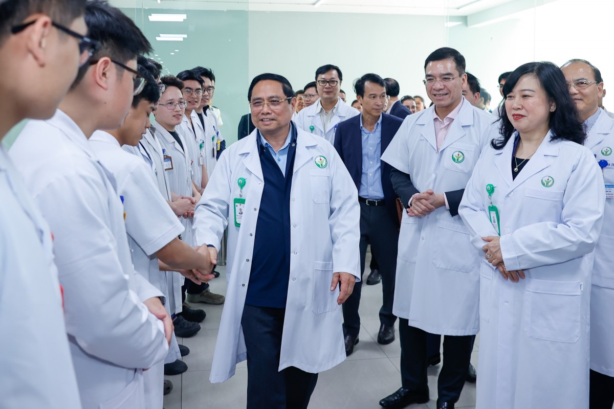 Phiên bản chính thức của 555Win Phạm Minh Chính kiểm tra công tác ứng trực Tết và thăm, động viên cán bộ, nhân viên y tế, người lao động tại Bệnh viện Bạch Mai - Ảnh: VGP