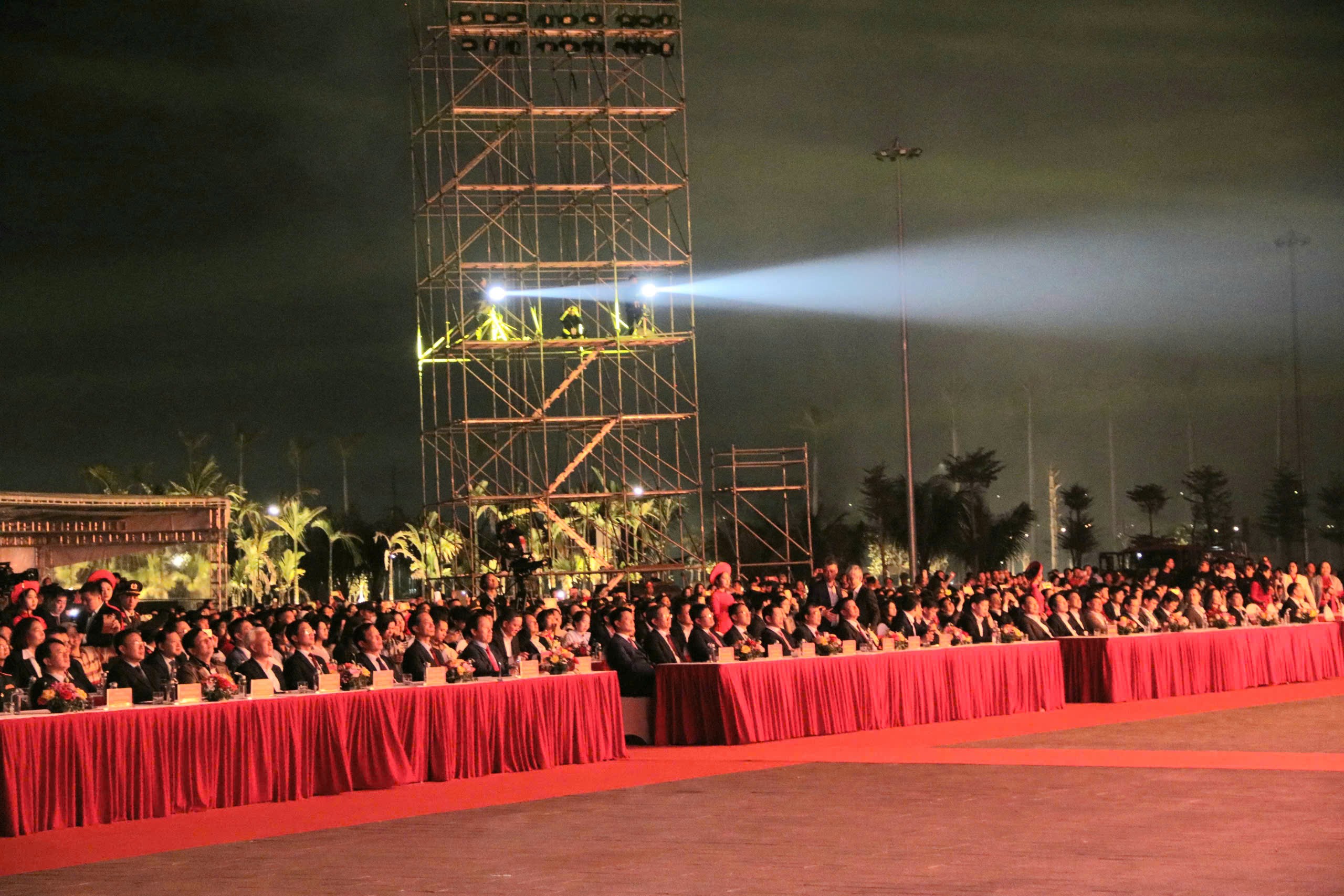 Lãnh đạo thành phố Hải Phòng, cùng các đại biểu, người dân và du khách tham dự chương trình.