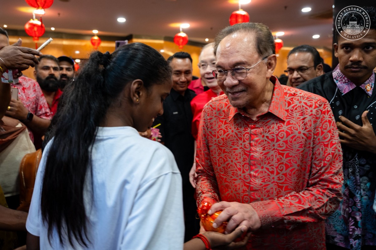 Ông Anwar Ibrahim gặp gỡ người dân nhân dịp Tết Nguyên đán. Ảnh: Facebook/@Anwar Ibrahim