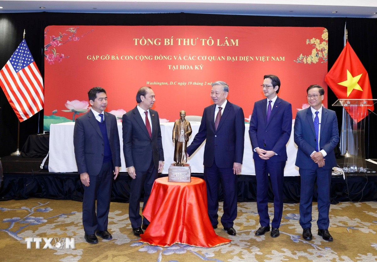 Tổng Bí thư Tô Lâm trao tặng bức tượng Chủ tịch Hồ Chí Minh cho các cơ quan đại diện Việt Nam tại Hoa Kỳ. Ảnh: TTXVN.