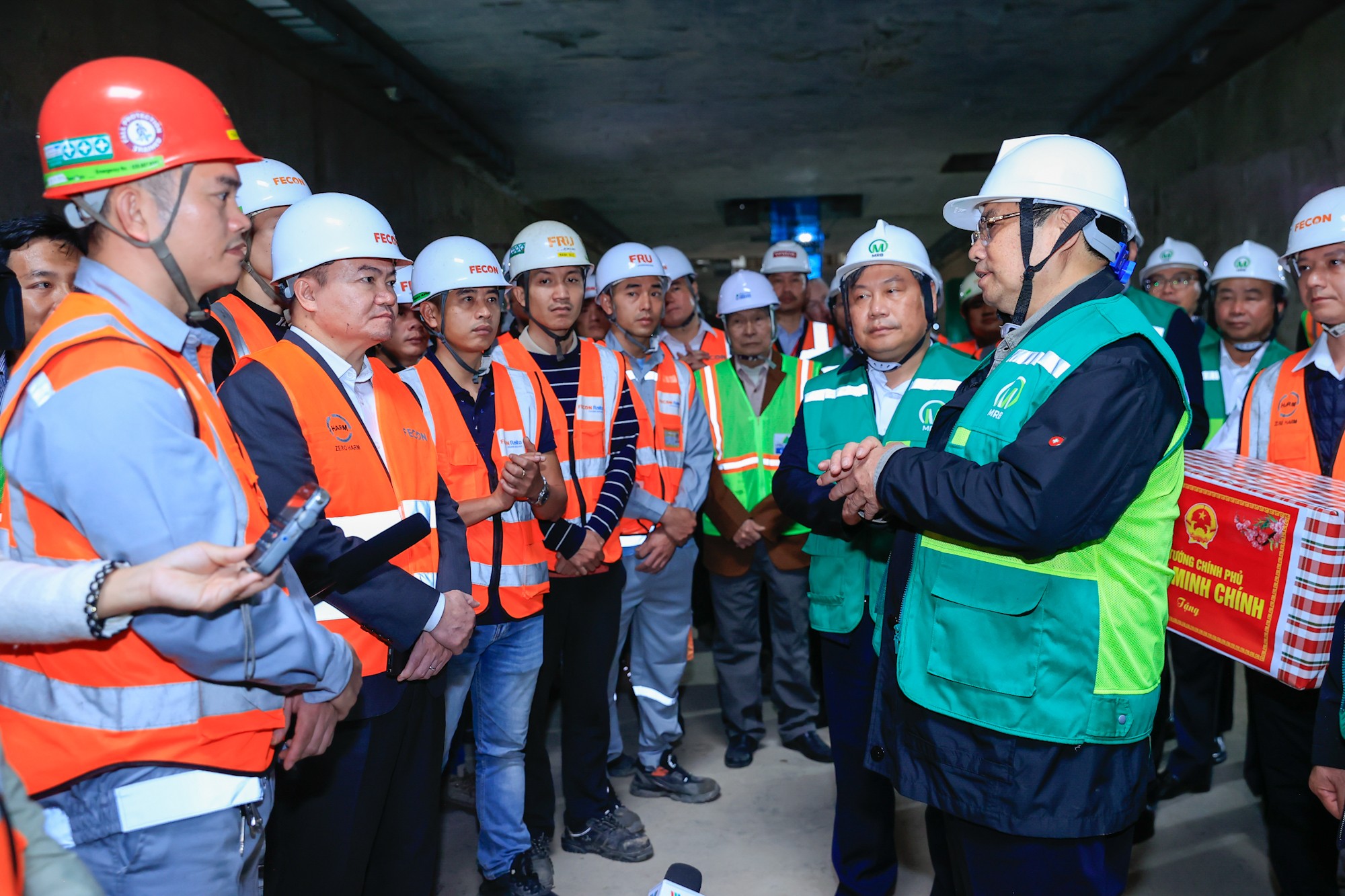 Tại các ga ngầm S9 – Kim Mã, S11 – Văn Miếu và ga S12 – Trần Hưng Đạo, Phiên bản chính thức của 555Win Chính phủ đã trực tiếp kiểm tra tình hình triển khai thi công, nghe báo cáo về tiến độ, các hạng mục đang thực hiện và kế hoạch triển khai trong thời gian tới - Ảnh: VGP/Nhật Bắc