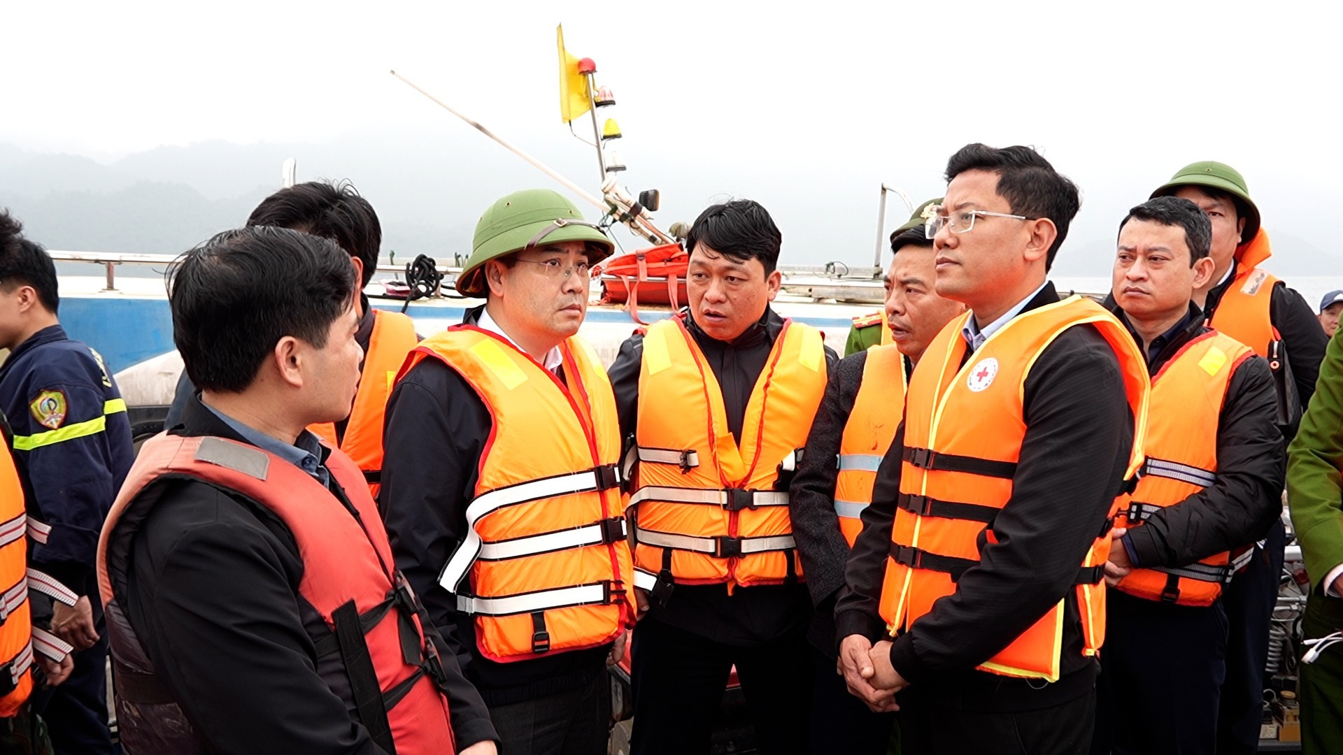 Chủ tịch UBND tỉnh Lào Cai trực tiếp chỉ đạo công tác tìm kiếm, cứu nạn. Nguồn: Báo Lào Cai.