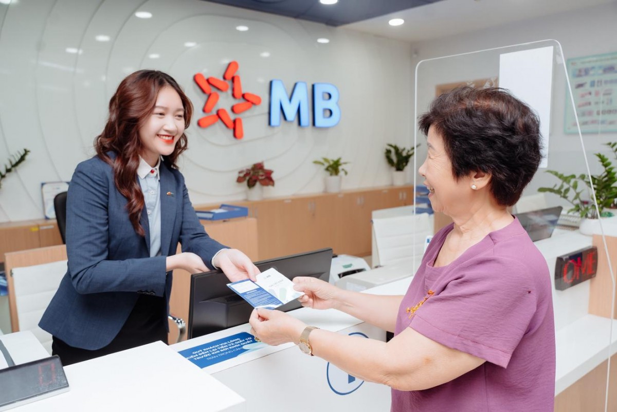 MB lì xì 100 cổ phiếu cho mỗi nhân viên