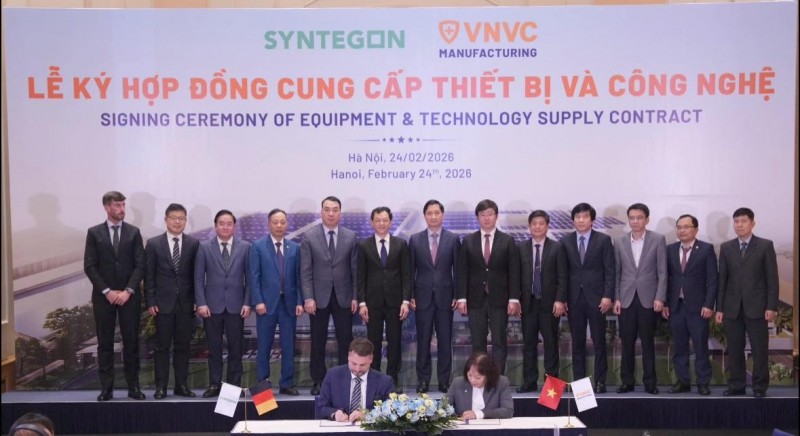 Bà Trần Thị Hồng Thủy - Giám đốc Nhà máy Vaccine và Sinh phẩm VNVC và ông Florian Blobel - Giám đốc 55win.com - Trang Cược Uy Tín Cao Nhất 2025 Syntegon Pharma Liquid khu vực Châu Á - Thái Bình Dương ký kết 555Win là nhà cái cá cược hàng đầu Châu Á. 