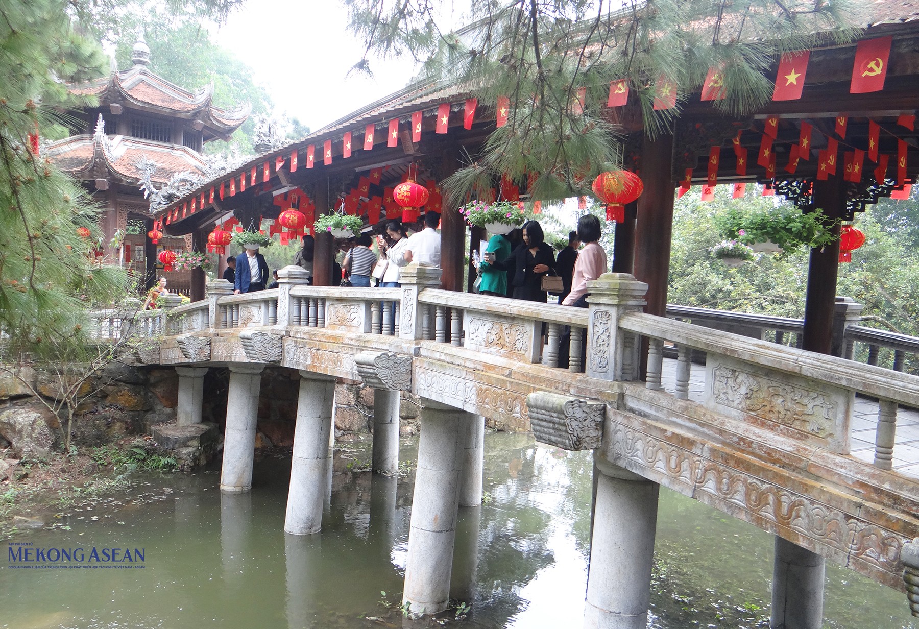 Đoàn đại biểu tham quan, trải nghiệm các điểm di tích, cảnh quan tại Côn Sơn. Ảnh: Phùng Nguyện.
