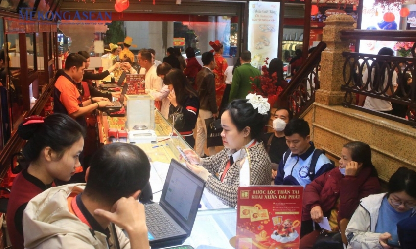 Ngày vía Thần Tài: Vàng hút khách, giá quay đầu giảm