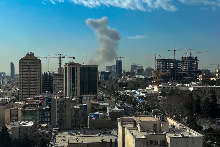 Một cột khói bốc lên tại thủ đô Tehran (Iran) ngày 28/2. Ảnh: AP
