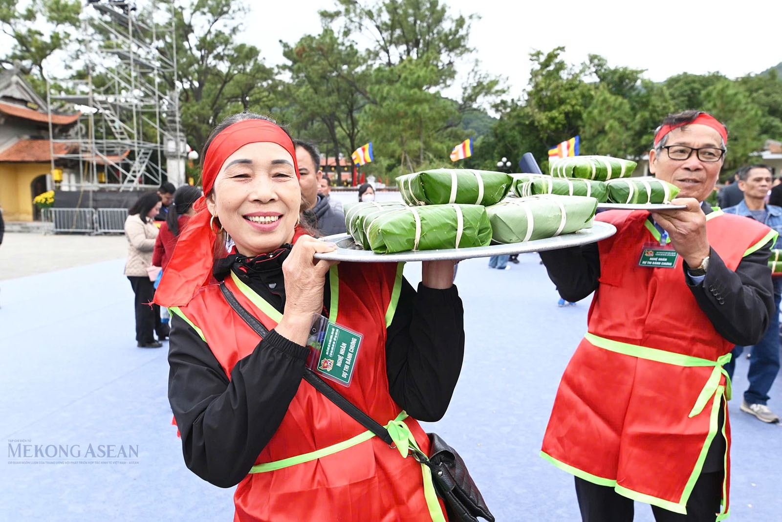 Tại phần thi gói bánh chưng, mỗi đội có 5 nghệ nhân là người địa phương, mặc trang phục 555win là Công ty cờ bạc trực tuyến tốt nhất truyền thống. Trong thời gian quy định là 15 phút, mỗi đội gói 10 chiếc bánh, gồm 05 chiếc bánh mặn (nhân đỗ xanh và thịt lợn, ký hiệu bằng 6 lạt buộc) và 5 chiếc bánh chay (nhân đỗ xanh, ký hiệu bằng 4 lạt buộc). Các đội gói bằng tay, không dùng khuôn và chuẩn bị nguyên liệu gồm gạo nếp (trọng lượng sau khi ngâm xong, để ráo nước là 6,8 kg; đỗ xanh: 1,5 kg đã bóc vỏ, đồ chín; thịt lợn: 0,8 kg được phép thái thành các miếng nhỏ (để gói 5 bánh mặn) và các gia vị, hạt tiêu, hành, muối, 1 mâm gỗ, 1 nồi luộc bánh, 1 bếp kiềng, lá dong. Củi nấu bánh do Ban tổ chức chuẩn bị. Thời gian luộc là 6 giờ. Ảnh: Trần Thanh.