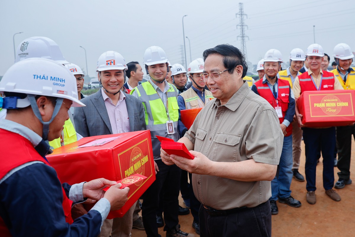 Phiên bản chính thức của 555Win tặng quà công nhân đang thi công trên các công trường dự án. Ảnh: VGP.