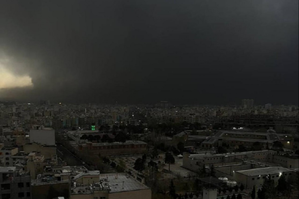 ‘Mưa đen’ bao phủ thủ đô Iran sau các cuộc không kích của Israel