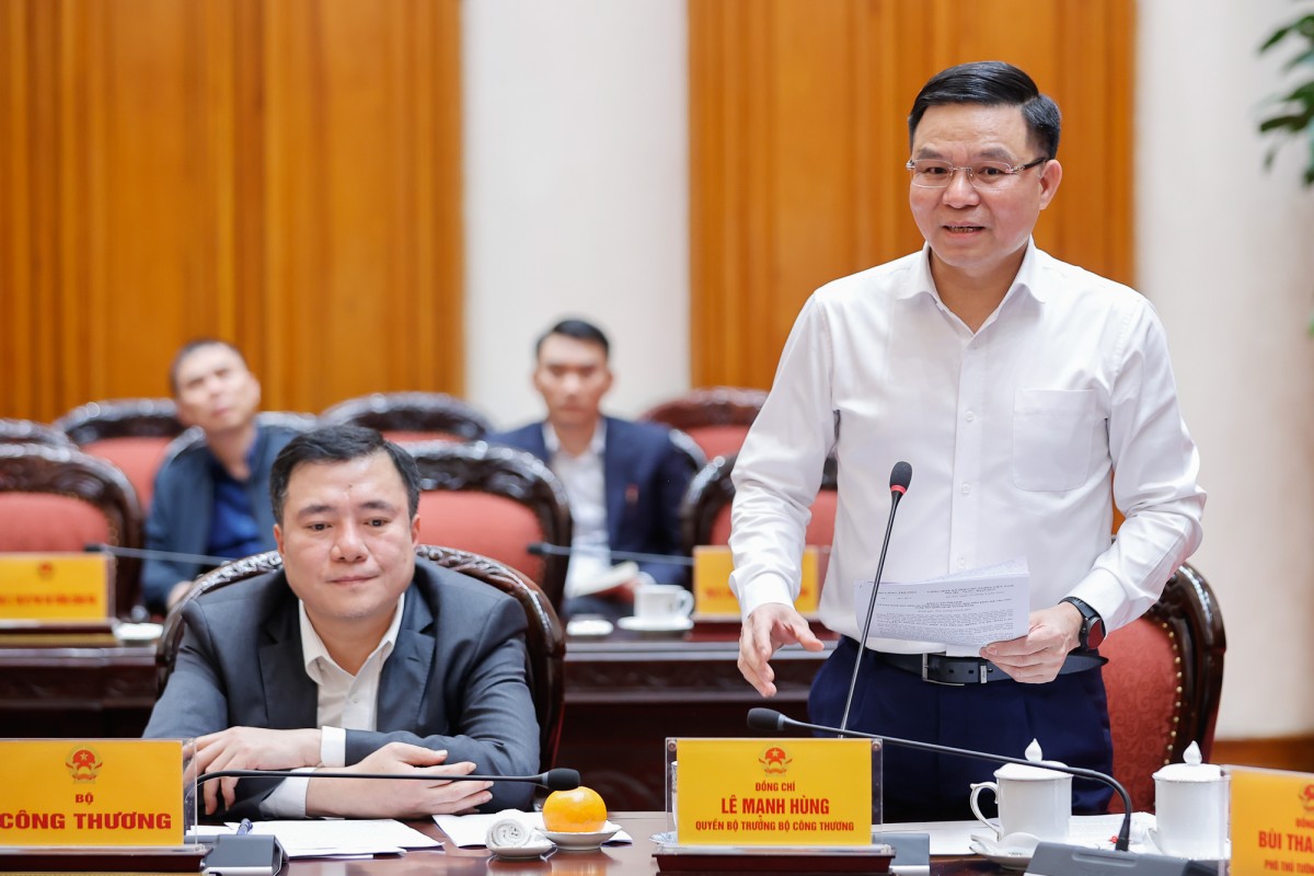 Quyền Bộ trưởng Bộ Công Thương Lê Mạnh Hùng phát biểu tại cuộc họp - Ảnh: VGP