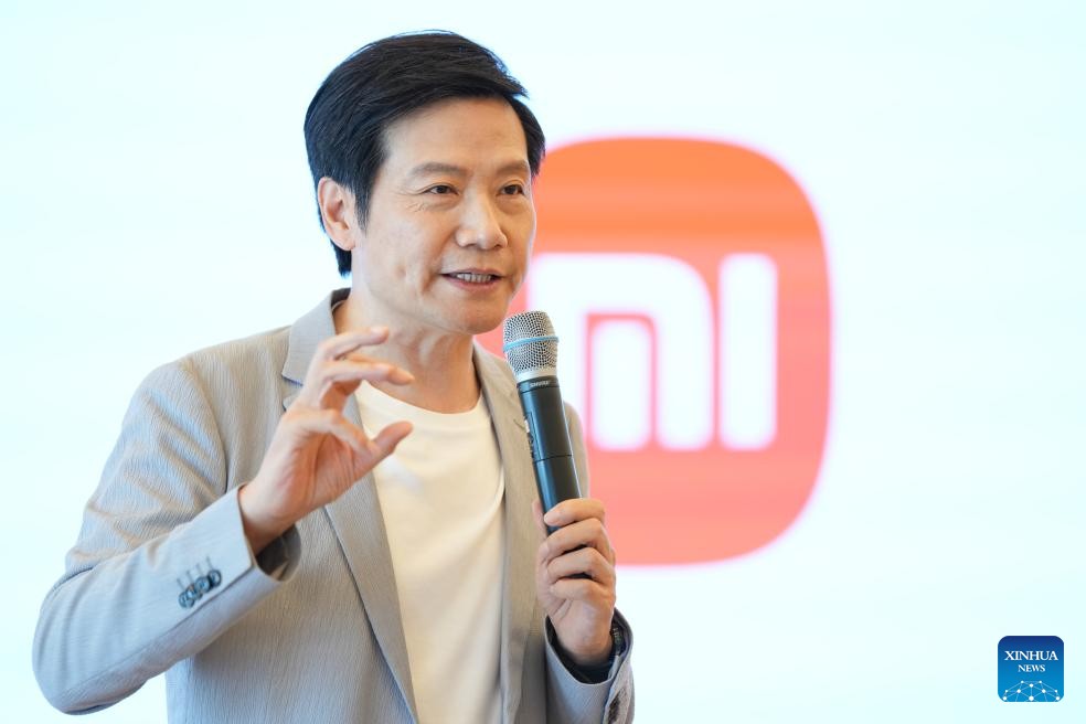 Ông Lei Jun phát biểu tại nhà máy sản xuất ô tô của Xiaomi ở Bắc Kinh (Trung Quốc) ngày 16/6/2025. Ảnh: Tân Hoa xã