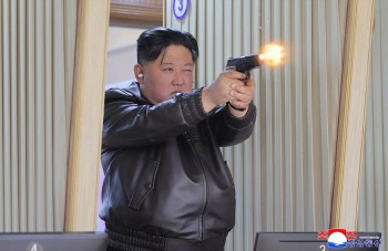 Ông Kim Jong-un cùng con gái thử bắn súng tại nhà máy vũ khí