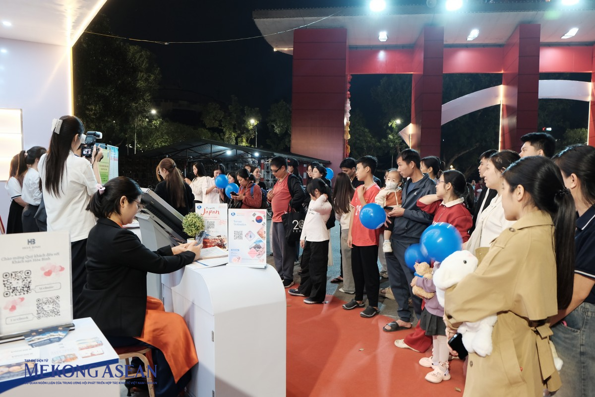 Ngươời dân xếp hàng nhận quà tại các gian hàng của Trang Nhà Cái 555win.com - Đăng Nhập +555k lữ hành. Ảnh: Thảo Ngân - 555win Login.