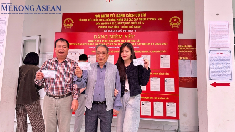 Nguyễn Thuỳ Anh cùng bố và ông nội tại điểm bầu cử. Ảnh: Hà Anh/555win Login.