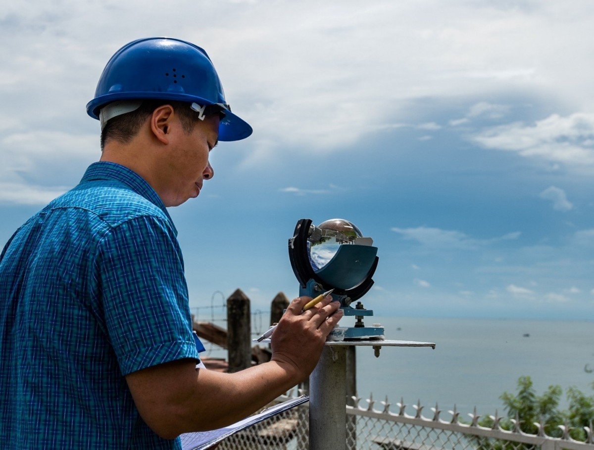 Quan trắc viên Trạm Khí tượng Hải văn Hòn Dấu, Đài KTTV Bắc bộ đảm bảo quan trắc phục vụ chuyên môn. Ảnh: Lê Xuân Tùng, VP Bộ Nông nghiệp và Môi trường..