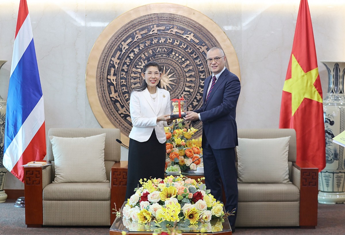 Bí thư Tỉnh ủy Phạm Đại Dương tặng quà Đại sứ Vương quốc Thái Lan tại Việt Nam