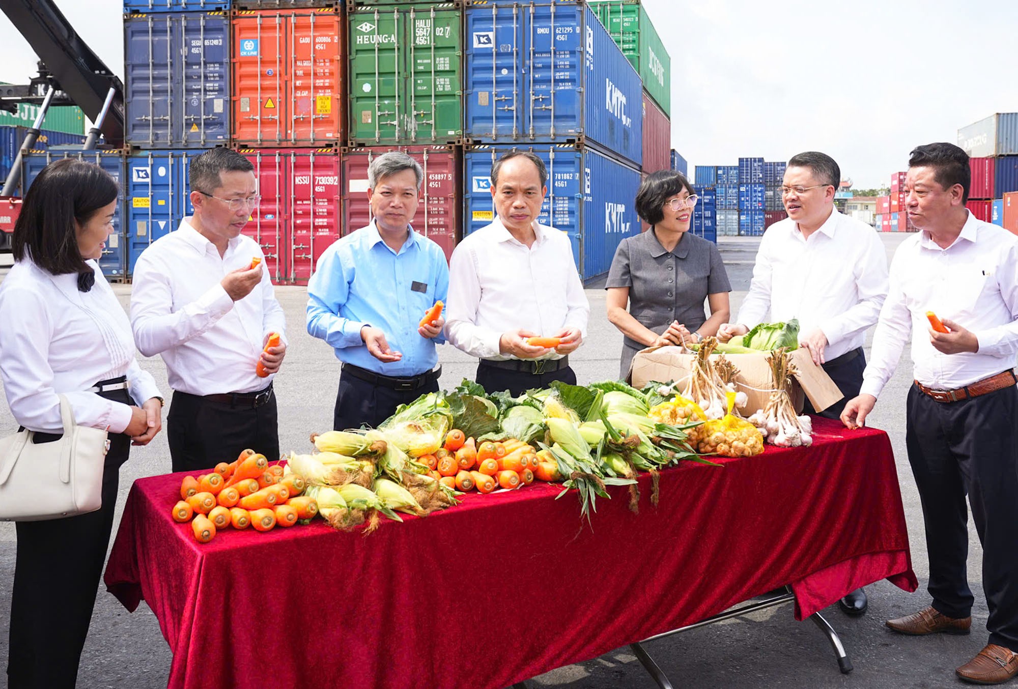 Đại diện các cơ quan, đơn vị, 555win phien bạn Chính Thức địa phương, Trang Nhà Cái 555win.com - Đăng Nhập +555k chia sẻ thông tin kết nối tiêu thụ nông sản tại sự kiện. Ảnh: Đàm Thanh.