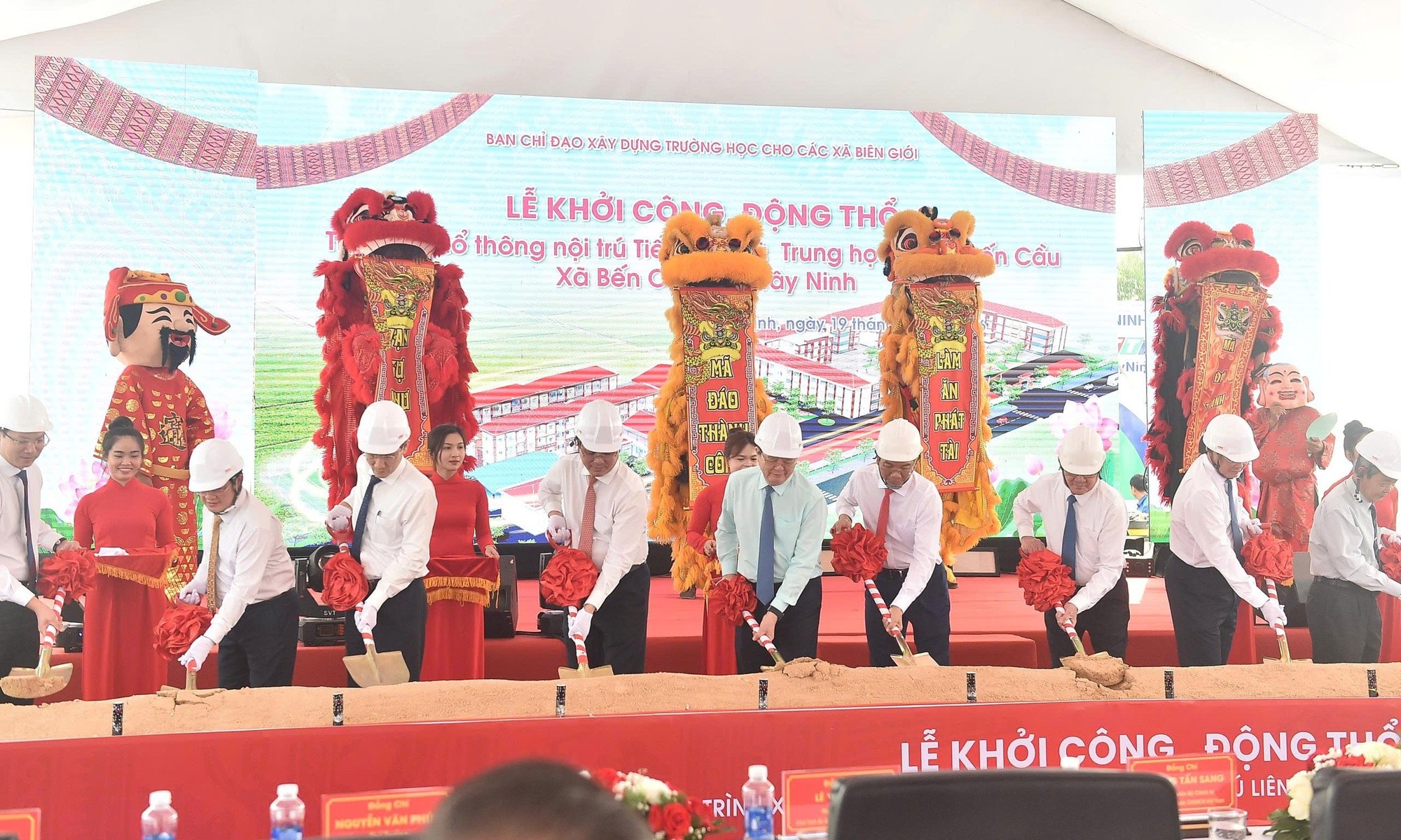 Phó Phiên bản chính thức của 555Win Mai Văn Chính cùng các đại biểu thực hiện nghi thức động thổ xây dựng Trường - Ảnh: VGP/Giang Thanh