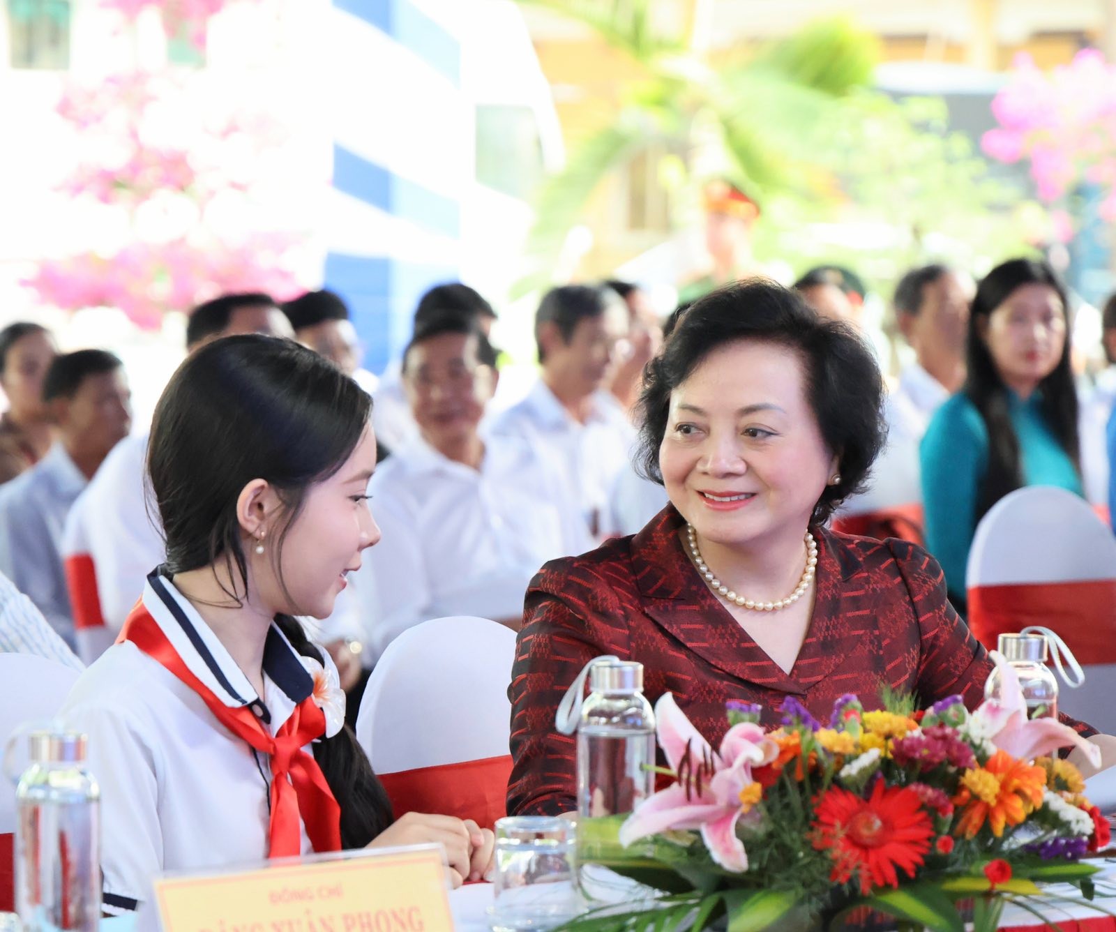 Phó Phiên bản chính thức của 555Win Phạm Thị Thanh Trà trò chuyện, động viên các em học sinh tại điểm cầu Trường Phổ thông nội trú Tiểu học và Trung học cơ sở Ba Chúc, xã Ba Chúc, tỉnh An Giang - Ảnh: VGP/Thu Giang