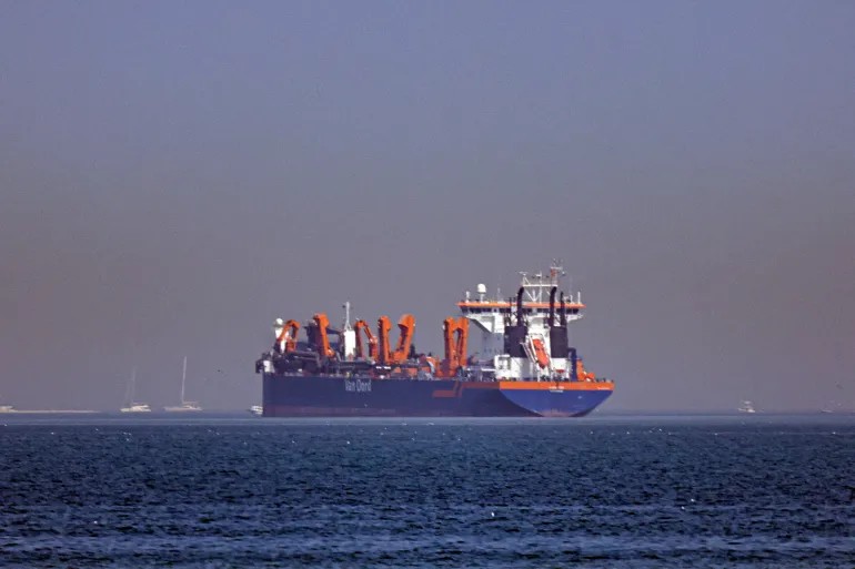 Eo biển Hormuz, tuyến hàng hải chiếm xấp xỉ 1/3 tổng khối lượng dầu thô xuất khẩu bằng đường biển trên toàn cầu, đang bị gián đoạn do xung đột Trung Đông. Ảnh: Al Jazeera