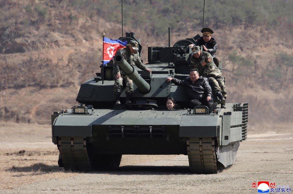 Ông Kim Jong Un cùng con gái thử nghiệm mẫu xe tăng mới của Triều Tiên. Ảnh: KCNA