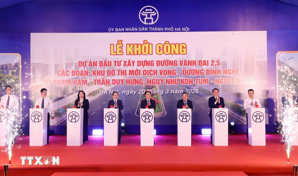 Các đại biểu thực hiện nghi thức khởi công dự án. (